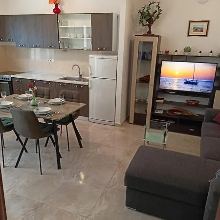 Just Look, Close To アパート